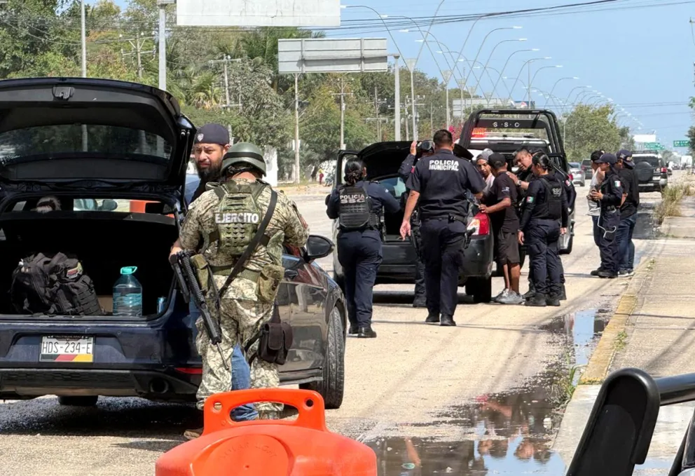 Integrantes del Ejército de México y policías estatales revisan vehículos este domingo, en el balneario de Cancún en Quintana Roo (México). Foto: EFE