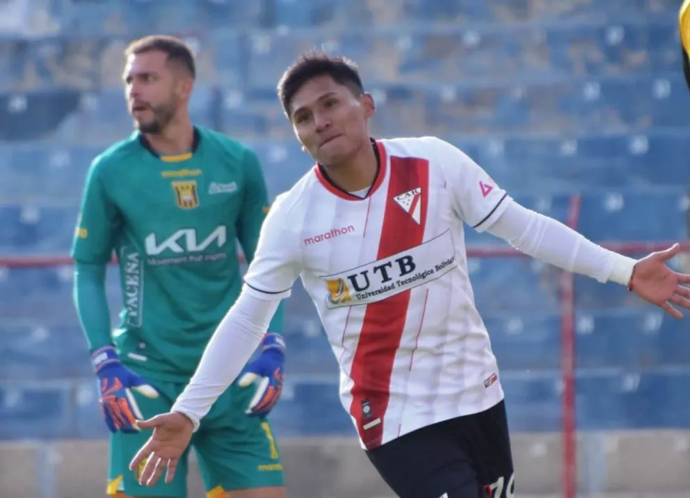 Darío Torrico celebra el segundo gol del partido jugado en Villa Ingenio. Foto: Agencia Marka Registrada