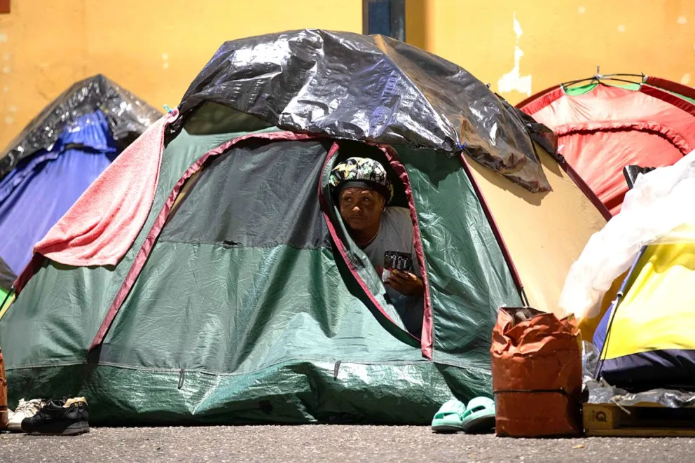 Una persona a la espera de la excarcelación de su familiar dentro de una carpa, frente al comando de la Policía Nacional Bolivariana (PNB), en Caracas (Venezuela). Foto EFE