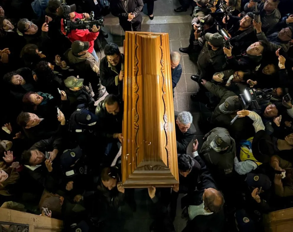 Allegados de Santalla introducen el ataúd al Teatro Municipal. Foto: Alcaldía de La Paz