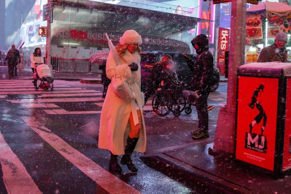 La gente cruza la calle en Times Square durante la tormenta de nieve invernal en Nueva York, Nueva York, EEUU. Foto: EFE