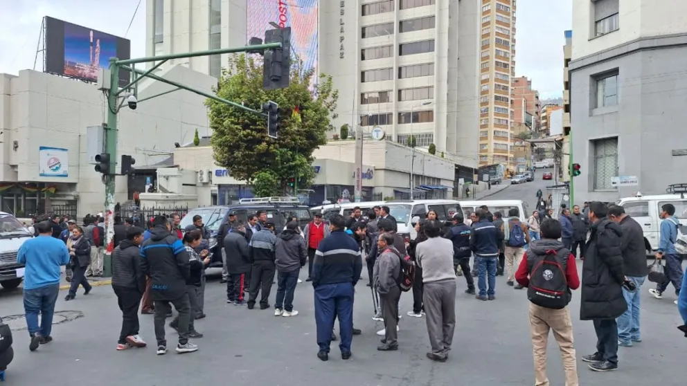Los choferes bloquean en el centro de La Paz. Foto: Visión 360 
