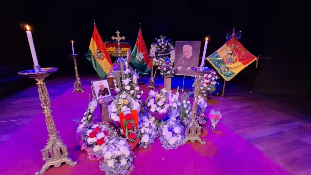 Los restos de Santalla en el teatro local de La Paz. Foto: Visión 360 
