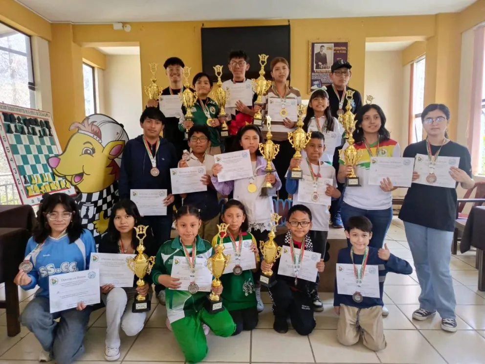 Los premiados del torneo cochabambino. Foto: Federación Boliviana de Ajedrez.