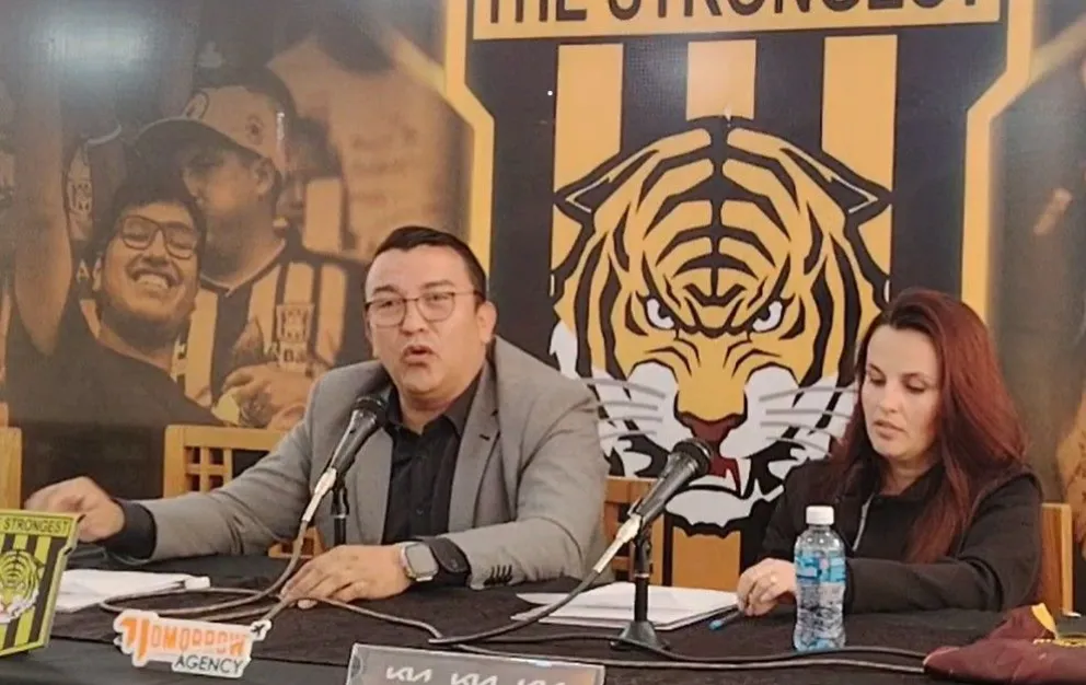 El presidente de The Strongest junto a un integrante de su directorio en la conferencia de este lunes. Foto: captura de video