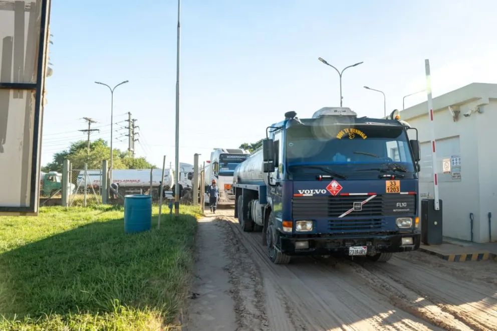 Un camión cisterna fue descargado en tres plantas de almacenaje ubicadas en la ciudad de Santa Cruz de la Sierra. Foto: YPFB