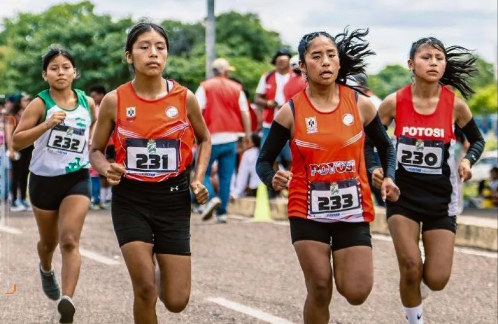 Un grupo de atletas durante la competencia de milla. Foto: Interactiva Press +.