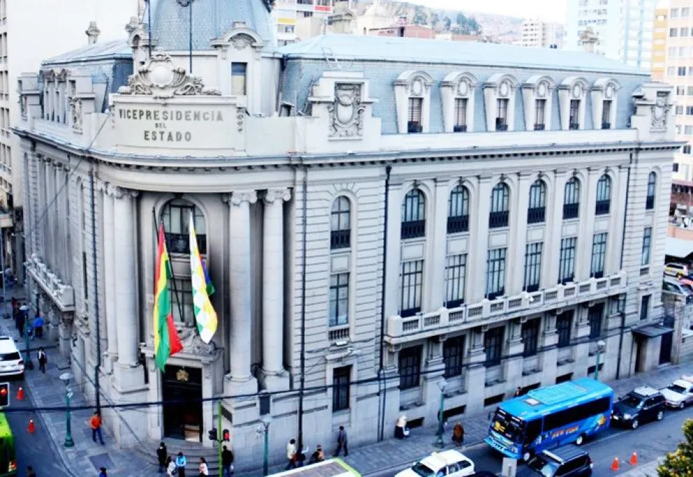 El organigrama de la Vicepresidencia del Estado quedó reducida a seis unidades, mientras que 28 direcciones fueron traspasadas a cuatro ministerios, en cumplimiento del DS 5552. Foto: Erbol