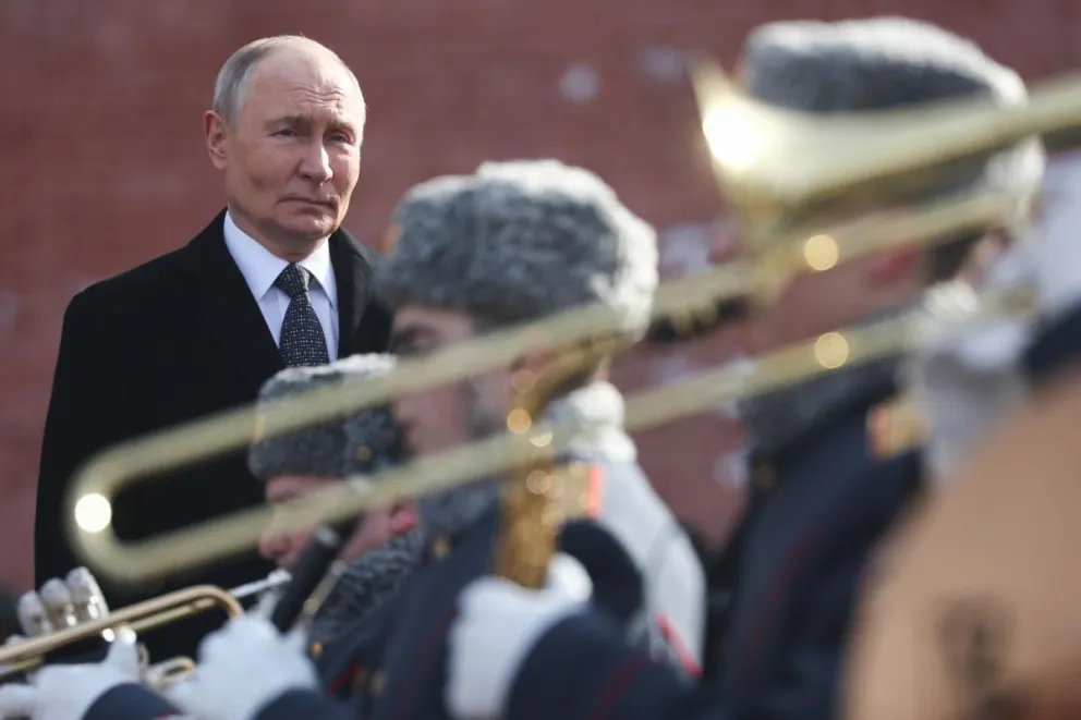 El presidente ruso, Vladímir Putin, este lunes 23 de febrero durante una ceremonia de colocación de coronas en la Tumba del Soldado Desconocido, cerca del Muro del Kremlin, en Moscú. Fotos: EFE
