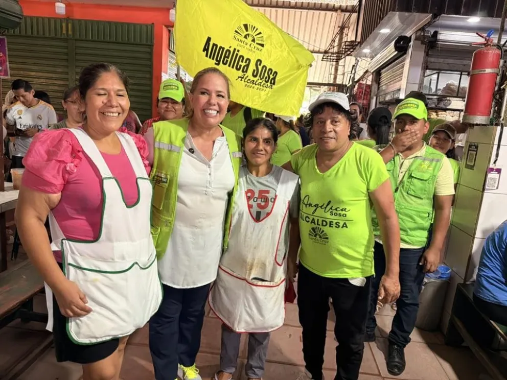 La postulante a la Alcaldía cruceña, Angélica Sosa junto al cantante David Castro. Foto: Facebook de Angélica Sosa