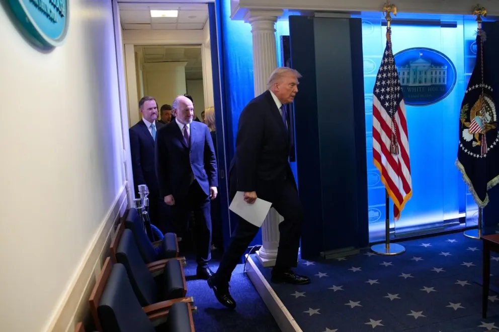 El presidente ruso, Vladímir Putin, este lunes 23 de febrero durante una ceremonia de colocación de coronas en la Tumba del Soldado Desconocido, cerca del Muro del Kremlin, en Moscú. Foto: EFE 