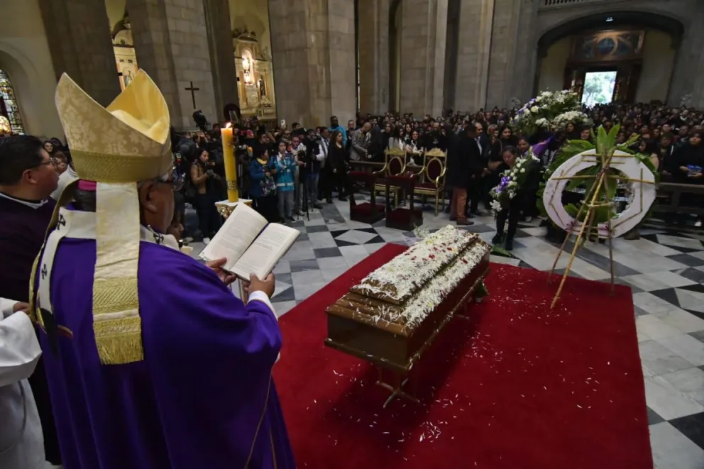 Los restos del actor en la Catedral de La Paz. Foto: APG 
