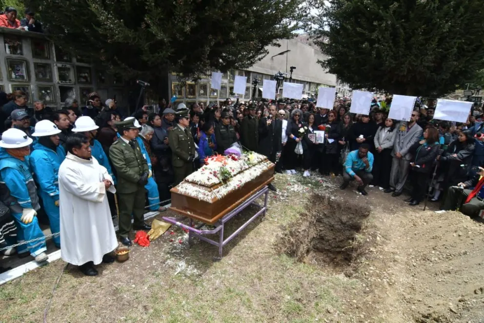 Los restos de David Santalla y los asistentes a su despedida. Foto: APG 