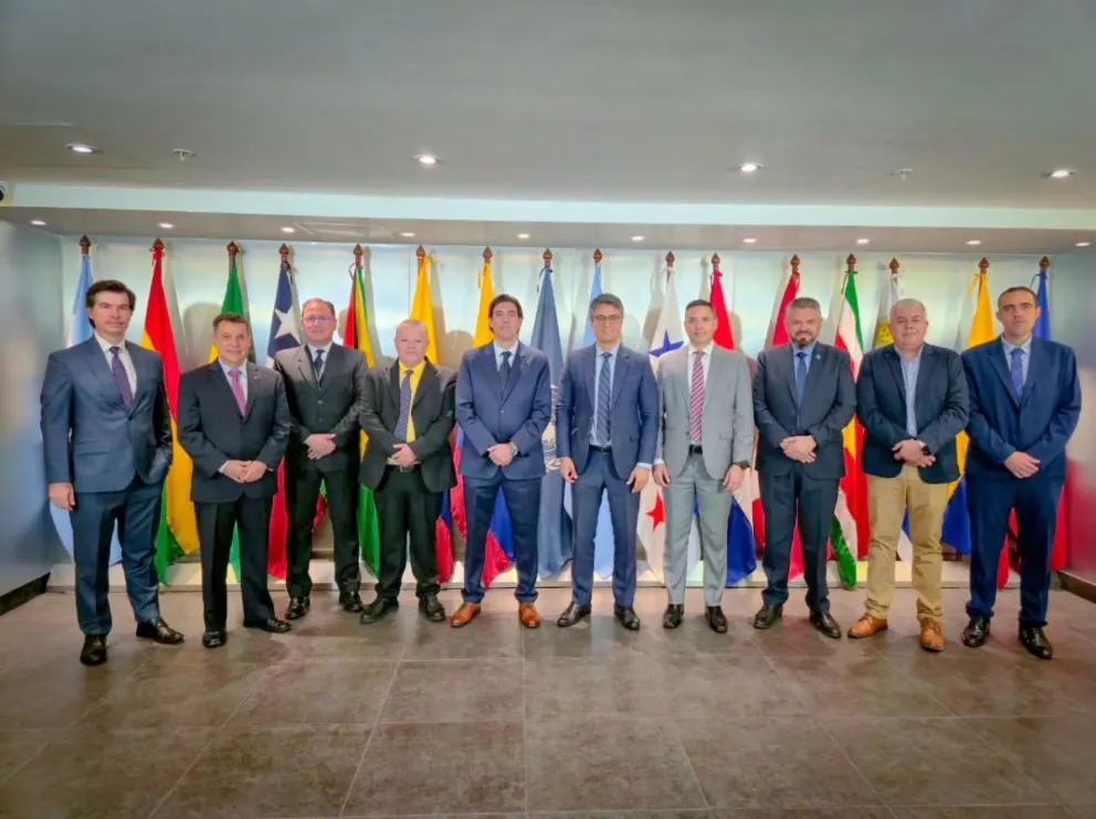 El ministro de Obras Públicas, Mauricio Zamora, está en Perú reunido junto con representantes de la OACI. Foto: Ministerio de Obras Públicas
