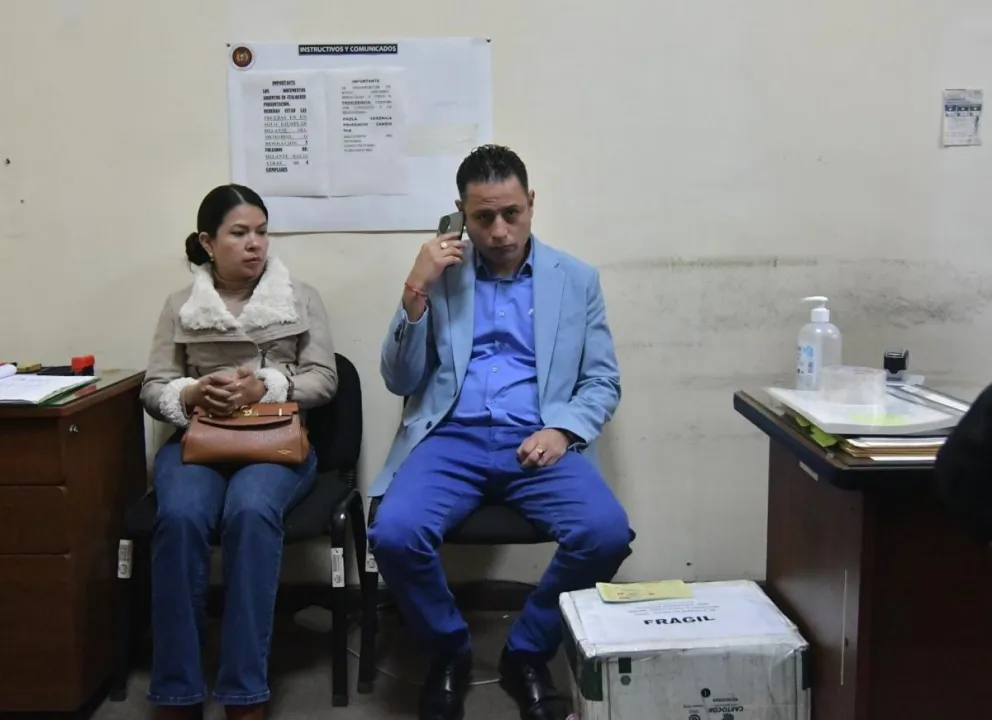 Lara, junto a su esposa, Diana Romero, en las oficinas del Tribunal Constitucional en La Paz. Foto: APG