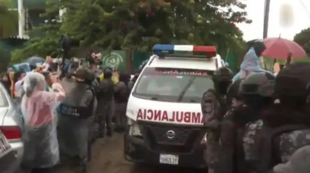 Jhonny Fernández fue trasladado a un centro de salud. Foto: Unitel