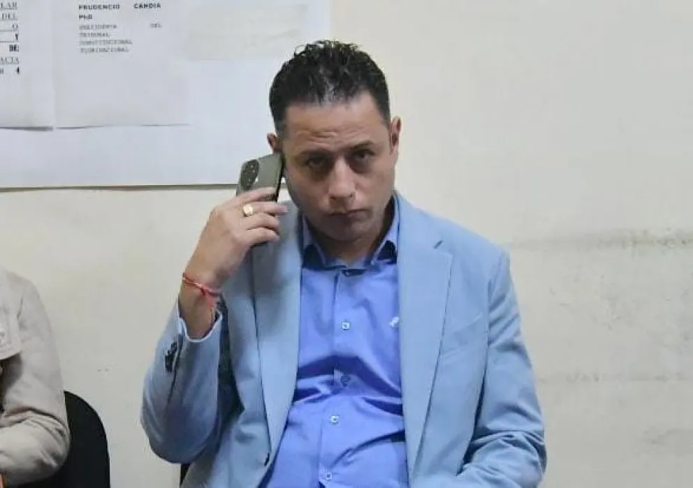 El vicepresidente Edmand Lara luego de presentar su recurso contra el DS 5552.