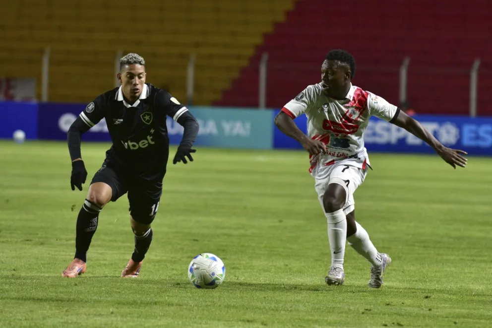 Incidencia entre Nacional (de blanco) y Botafogo en el partido en Potosí. Foto: APG.