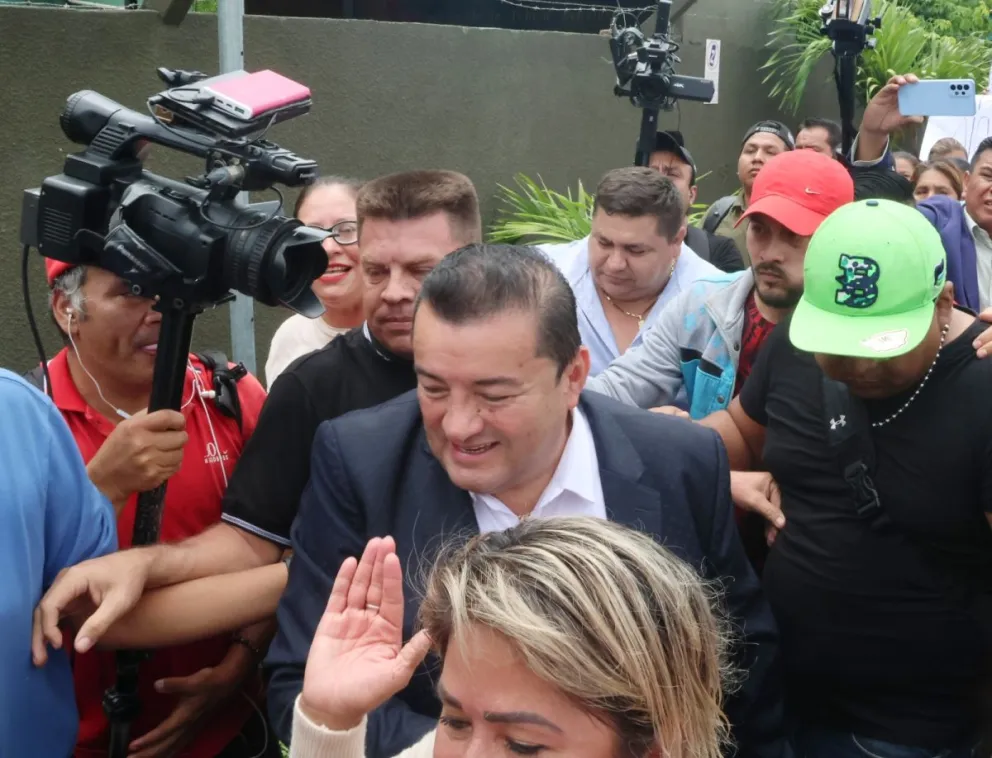 El alcalde de Santa Cruz, Jhonny Fernández, llegando a declarar por el caso "pavimento fantasma". Foto: APG