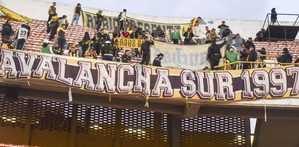 Hinchas del Tigre colocan sus banderas y sus "trapos" antes del inicio del partido. Foto: APG