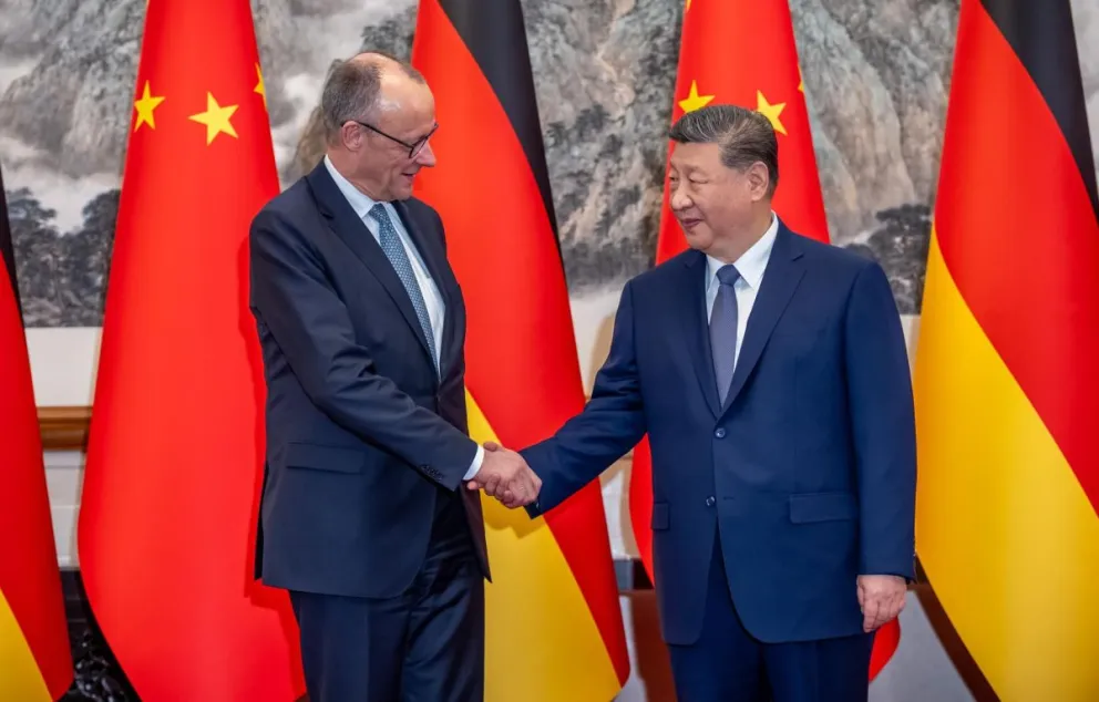 El presidente chino Xi Jinping (d) recibe al canciller alemán Friedrich Merz i) en la residencia estatal para conversaciones bilaterales en Pekín, China, este miércoles 25 de febrero de 2026. Foto: EFE 