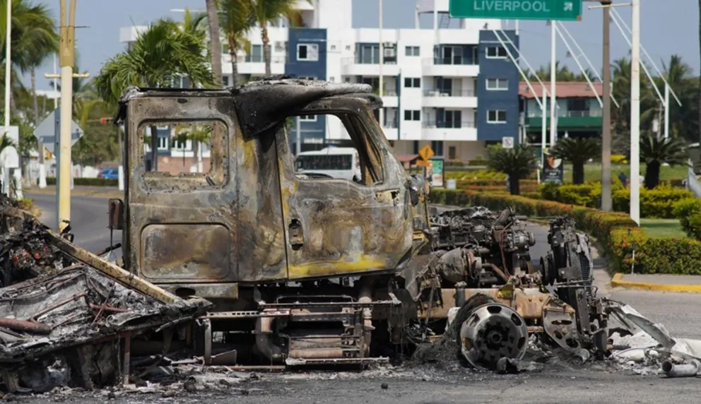 Fotografía que muestra un vehículo incendiado en una vía de Puerto Vallarta, México. Crédito: EFE