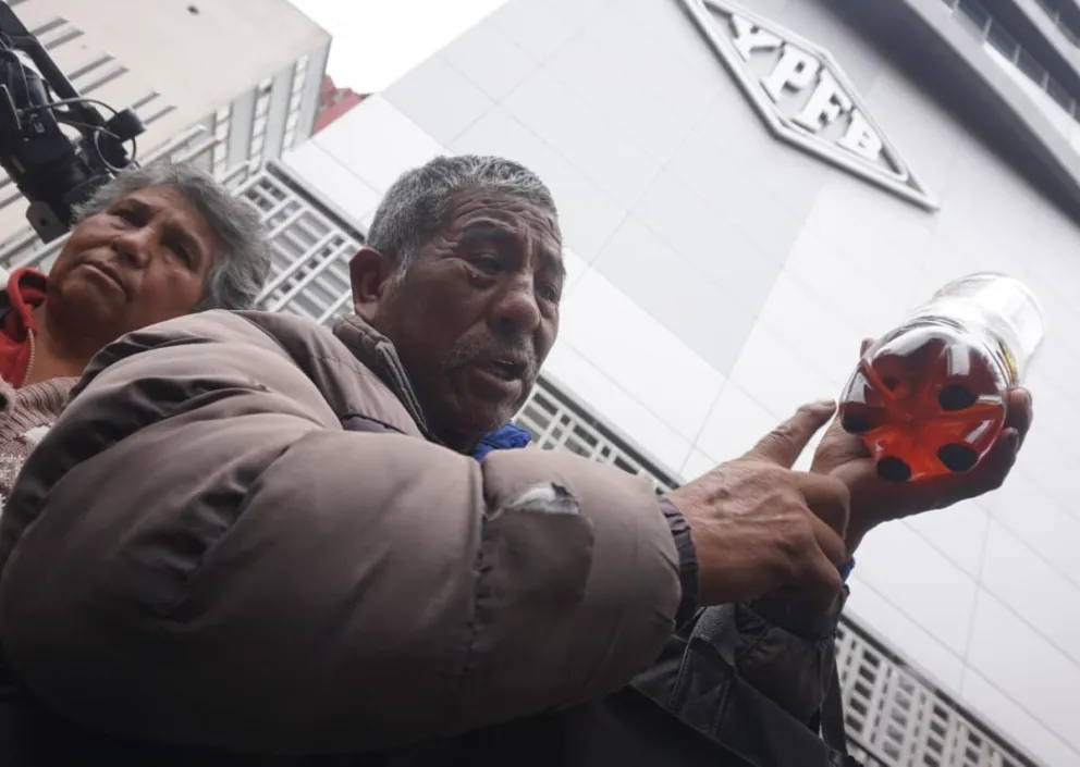 Un chofer muestra supuestamente gasolina de mala calidad, este miércoles. Foto: AGP 