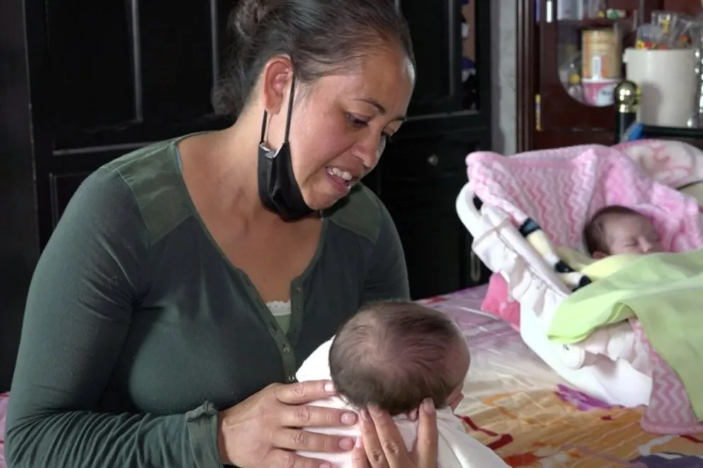 Fotografía de archivo de una mujer cuidando a sus bebes, en Querétaro (México). Foto: EFE