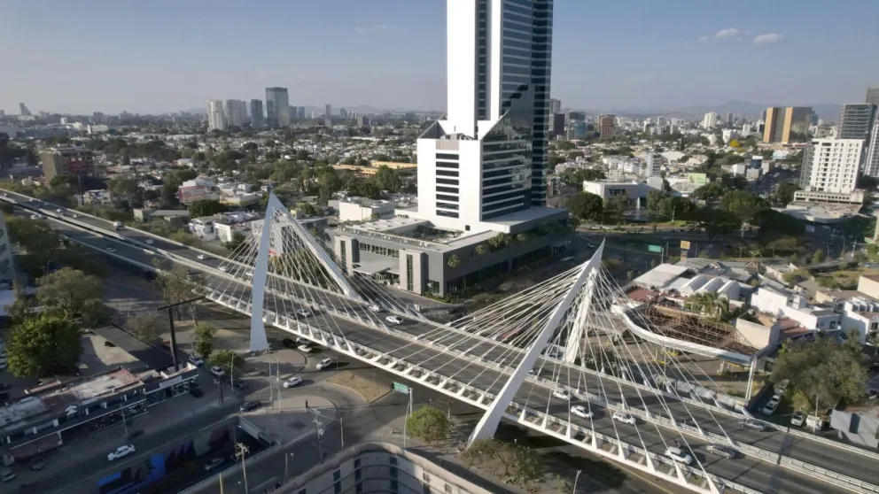 Fotografía aérea que muestra un área alrededor del puente Matute Remus este miércoles en la ciudad de Guadalajara, Jalisco (México). EFE/ Francisco Guasco