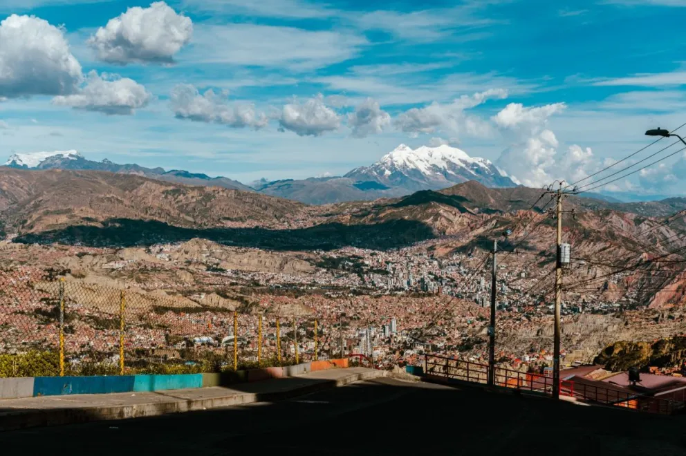 Con el Illimani de fondo, un sector del recorrido de la prueba. Foto: Skyrunning Bolivia.