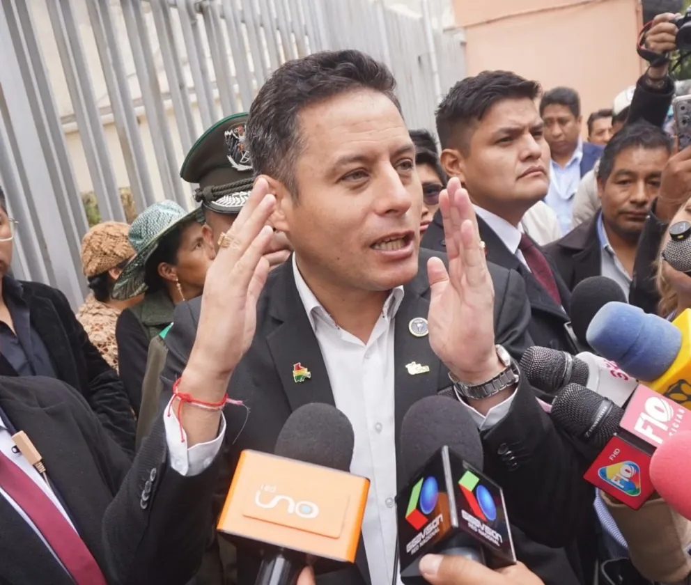 Lara, durante su inspección a las oficinas de la estatal YPFB, este miércoles. Foto: APG