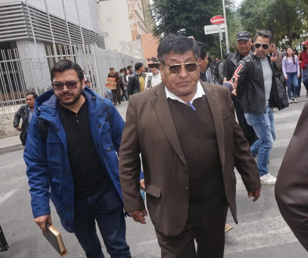 Lucio Gómez, representante de los choferes del país, abandonó la reunión con el gobierno para tratar el resarcimiento de los daños a sus vehículos por la gasolina de mala calidad. Foto APG.