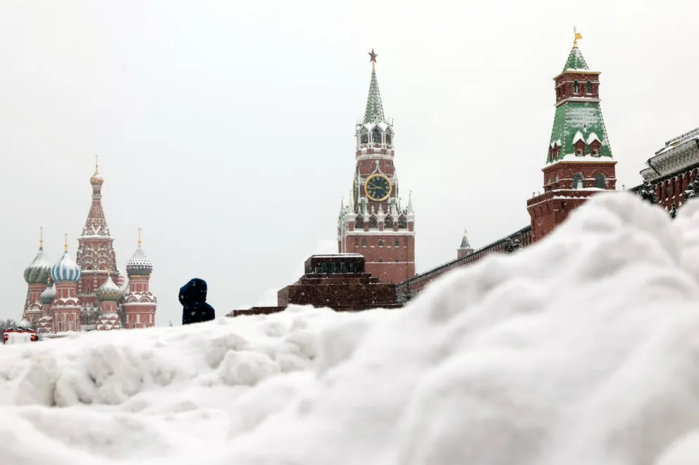 Una mujer camina por la Plaza Roja nevada, cerca del Kremlin, en Moscú (Rusia) este miércoles. Foto: EFE