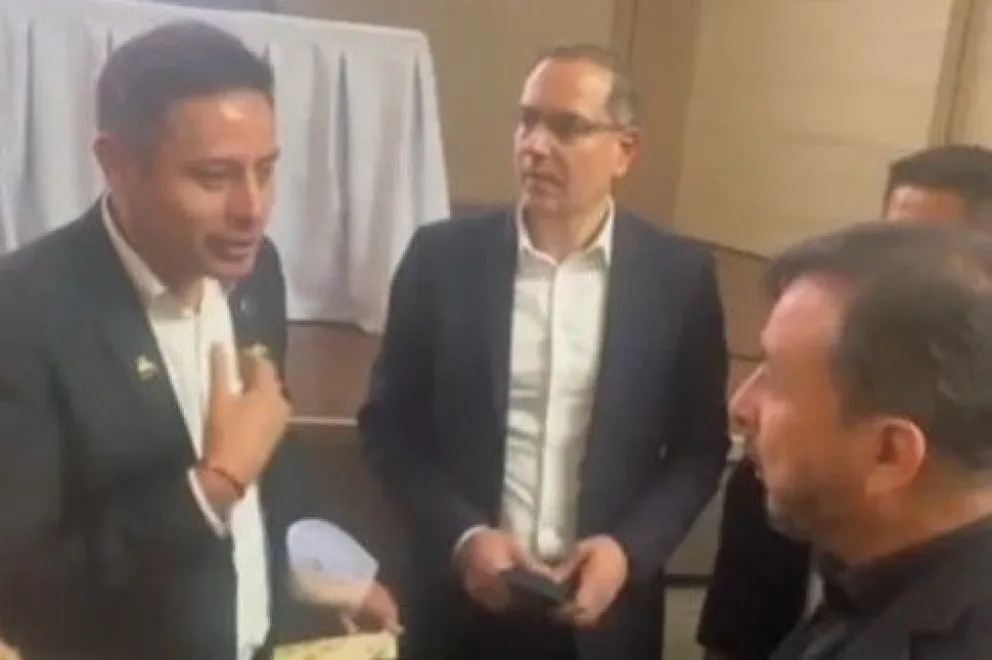 El vicepresidente, Edmand Lara, increpó al ministro de Hidrocarburos, Mauricio Medinaceli, quien mantuvo la calma a pesar de que el segundo mandatario elevaba la voz. Foto: Erbol