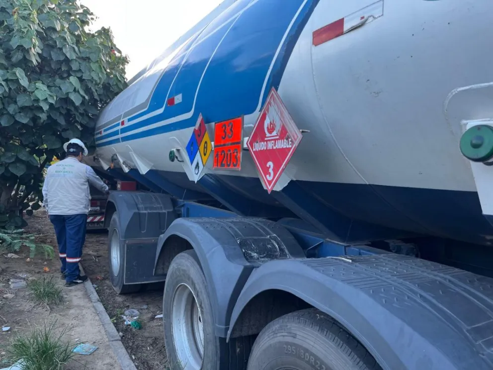 La ANH pide explicaciones a YPFB, sobre las causas que impidieron que los carros cisternas, que se encuentran en afueras de la Planta de Palmasola, en Santa Cruz, no hayan descargado el combustible. Foto ANH