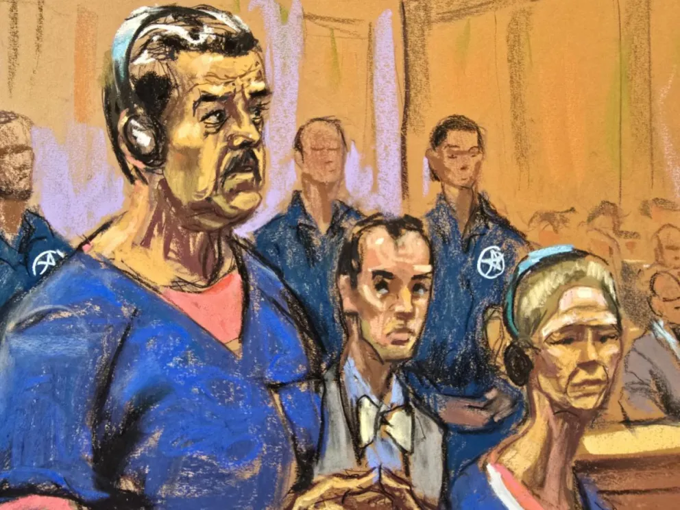 Fotografía de un dibujo realizado por la artista Jane Rosenberg donde aparece el presidente de Venezuela, Nicolás Maduro (c), junto a su esposa,, Cilia Flores (d), compareciendo ante un tribunal federal, en Nueva York (EE.UU.). Foto: EFE