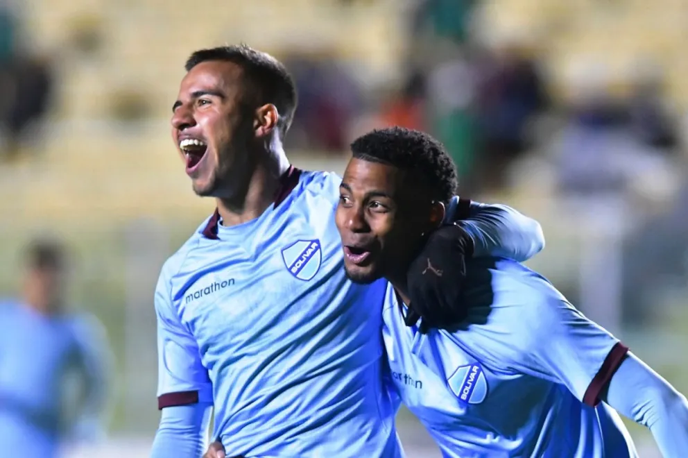 Robson, a la derecha, celebra su segundo gol junto a Dorny Romero. Foto: APG