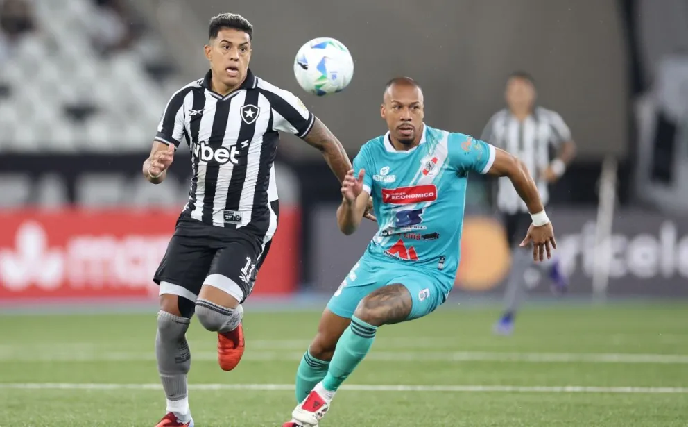 Restrepo (der.), de Nacional, lucha por la pelota con Martins. Foto: Botafogo FR.