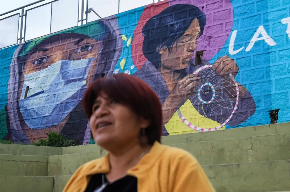 Una mujer habla frente a un mural este miércoles, en el Parque de las Culturas y de la Madre Tierra en La Paz (Bolivia). Foto: EFE