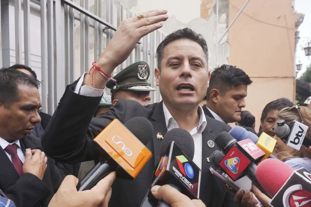 El vicepresidente Edmand Lara, este miércoles, en puertas de YPFB. Foto: APG