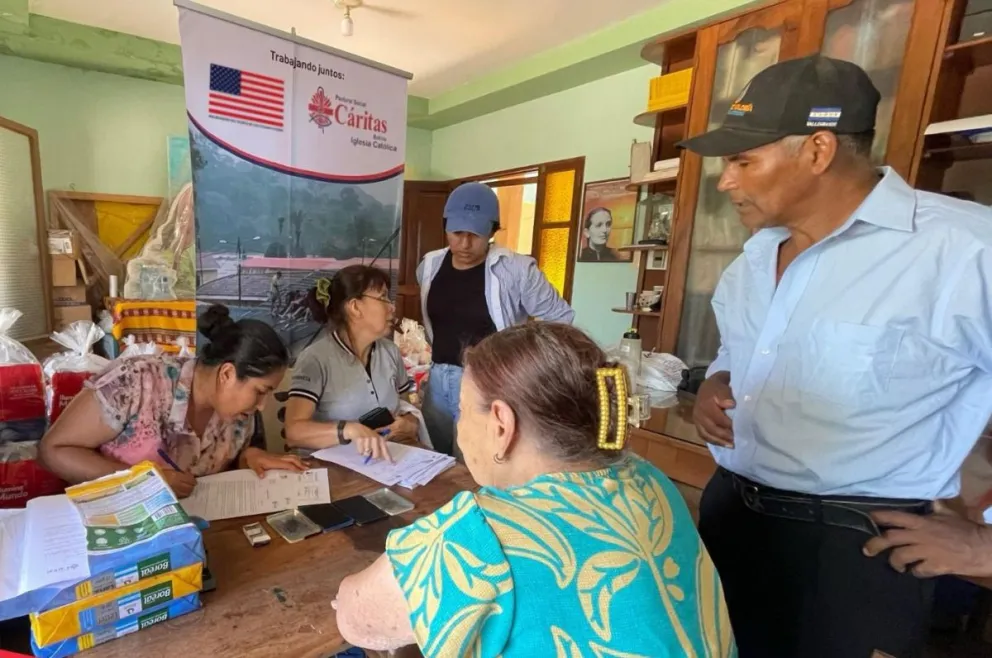 La asistencia humanitaria se concretó mediante la entrega de apoyo financiero para que los beneficiarios puedan cubrir necesidades prioritarias. Foto: Embajada de EEUU