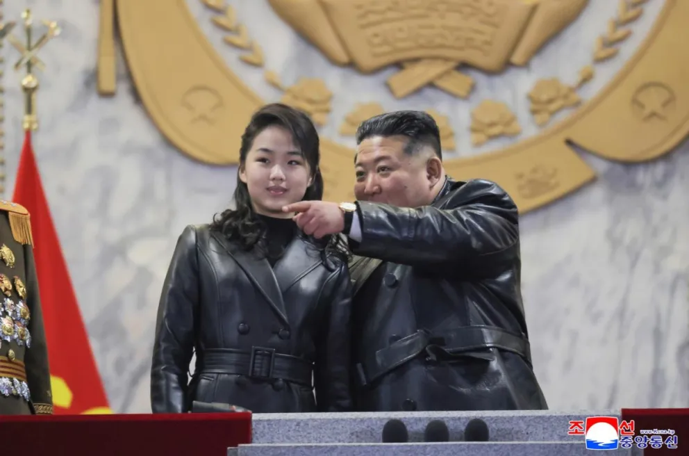 El líder norcoreano Kim Jong Un gesticulando mientras su hija Kim Ju Ae observa durante un desfile militar. Foto: EFE 