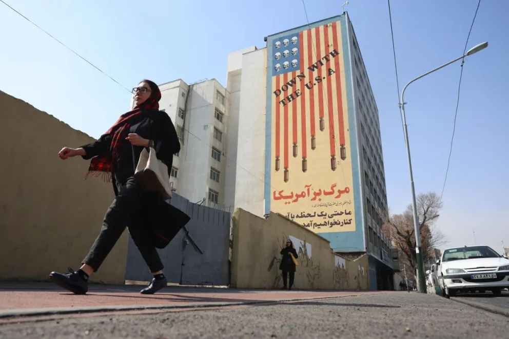 Una mujer pasa ante un mural contra EE.UU en un edificio de Teherán este 23 de febrero. Foto: EFE