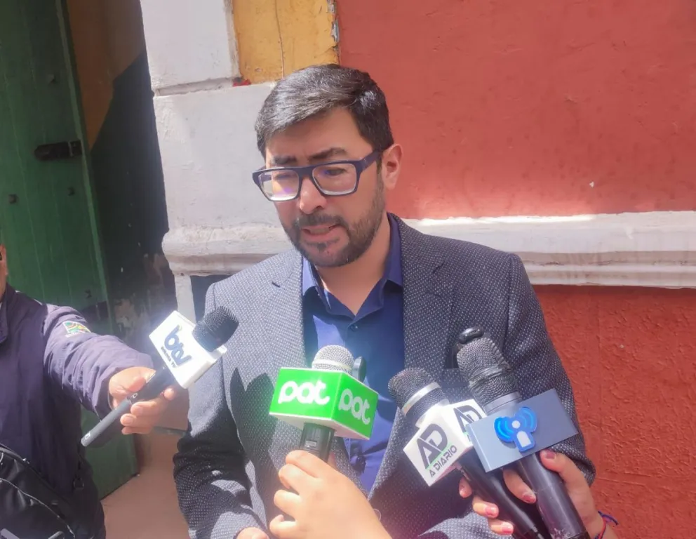 El fiscal departamental de Potosí, Gonzalo Aparicio, informa de la sentencia contra el adolescente. 