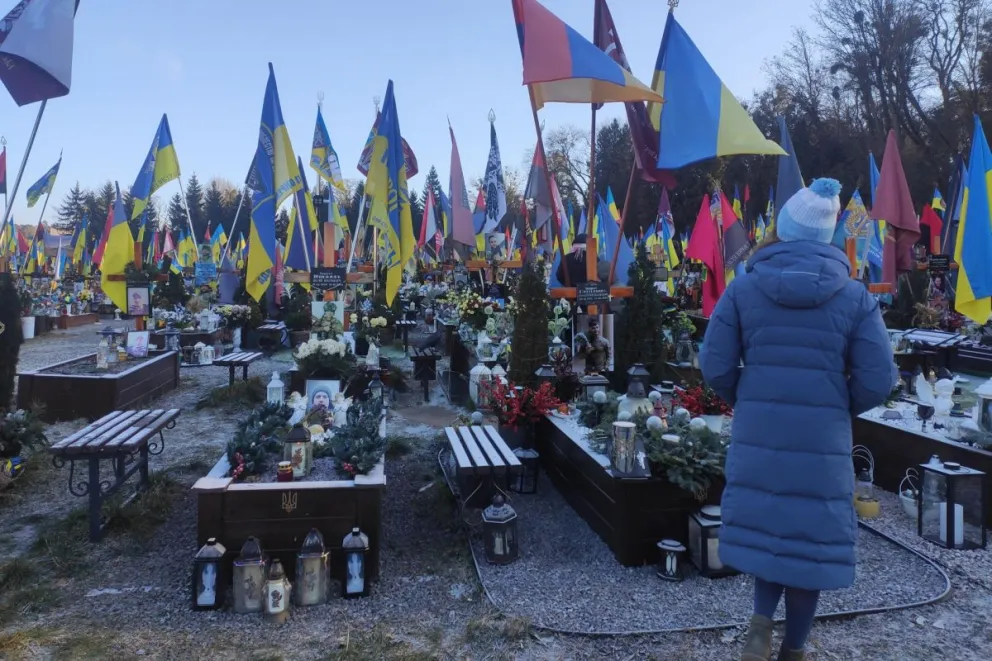 Familiares acuden a las tumbas de sus seres queridos, caídos en la Guerra contra Rusia. Foto: EFE