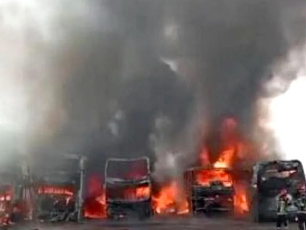 El siniestro acabó con al menos cinco buses. Foto:RRSS