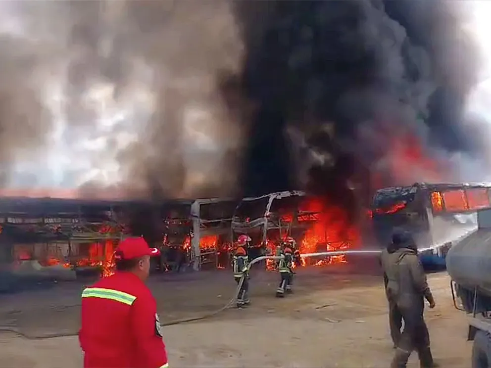 El siniestro acabó con al menos cinco buses. Foto: Captura de video 