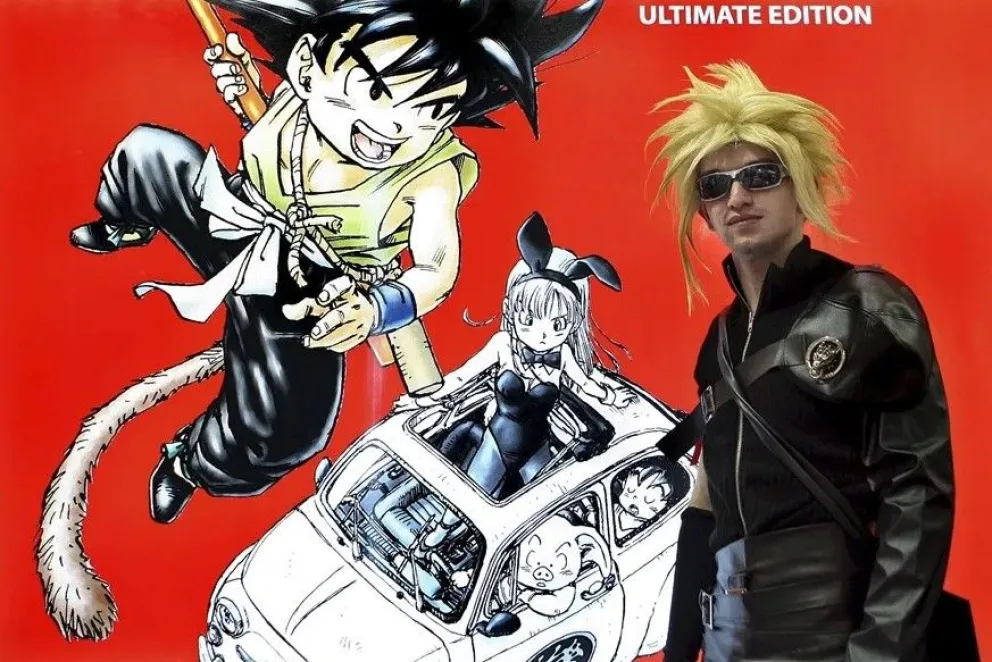 Un fan del cómic "Dragon Ball" posa junto al protagonista de esta serie de culto. Foto: EFE