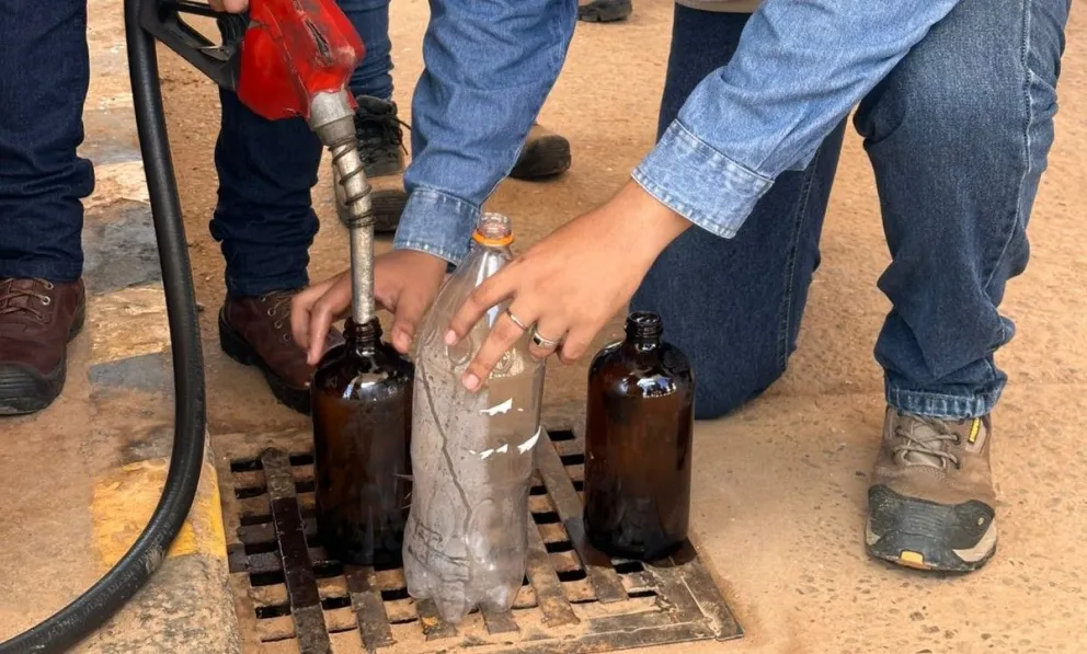 Personal técnico realiza el control de calidad del combustible. Foto: ANH