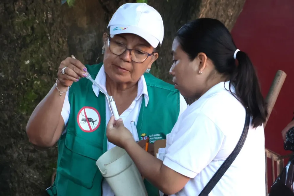 Personal de salud toma una muestra para realizar análisis. Foto: EFE